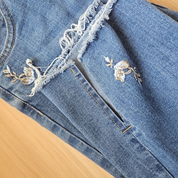 Embroidered Ankle Pants in Size 5 - Picture 4 of 4